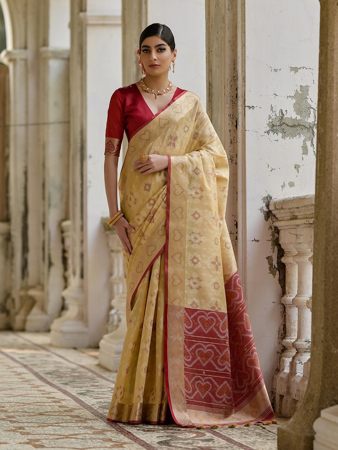 

Divyadham Textiles Woven Design Zari Pure Silk Handloom Banarasi Saree, Cream