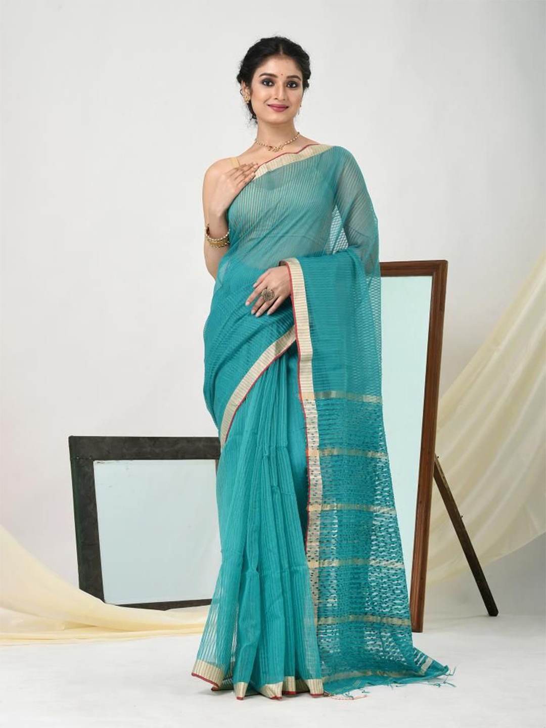 

VIBHAVARI Striped Zari Saree, Green