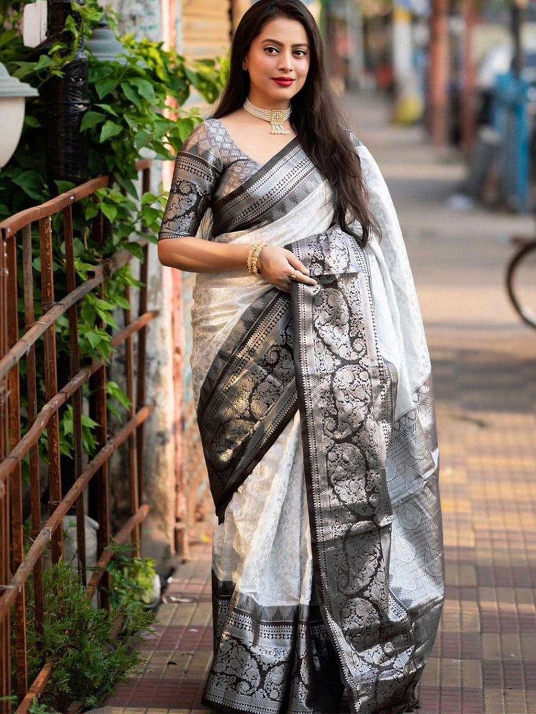 

DIVASTRI Ethnic Motifs Zari Silk Blend Banarasi Saree, White