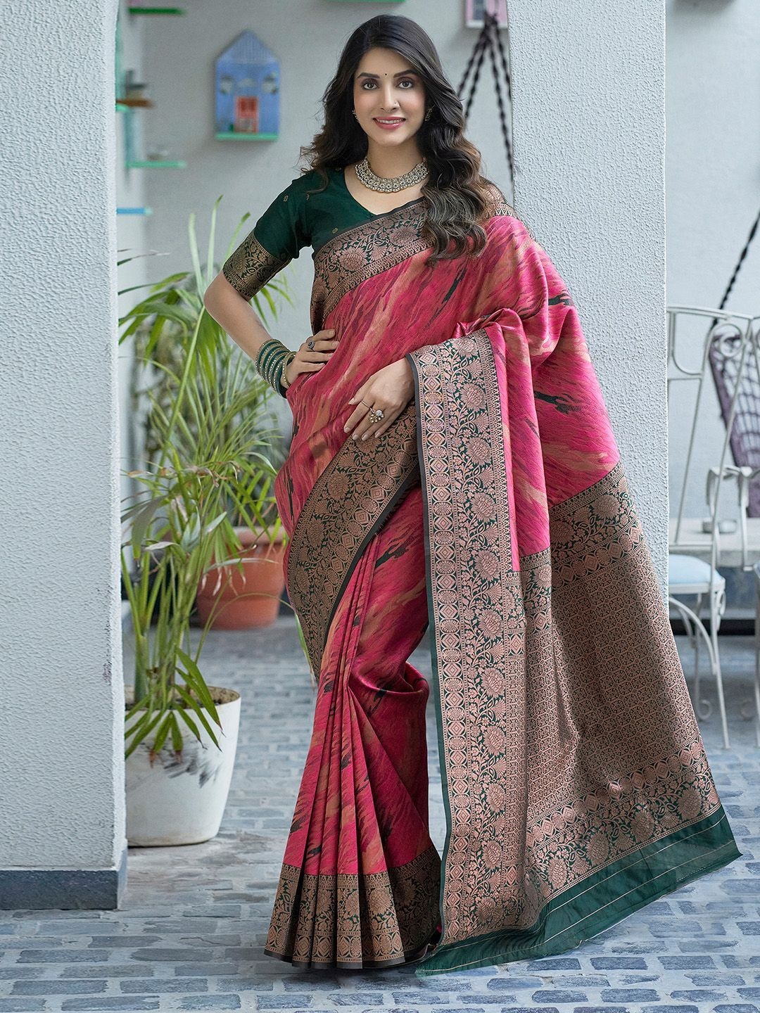 

DIVASTRI Woven Design Zari Silk Blend Banarasi Saree, Pink