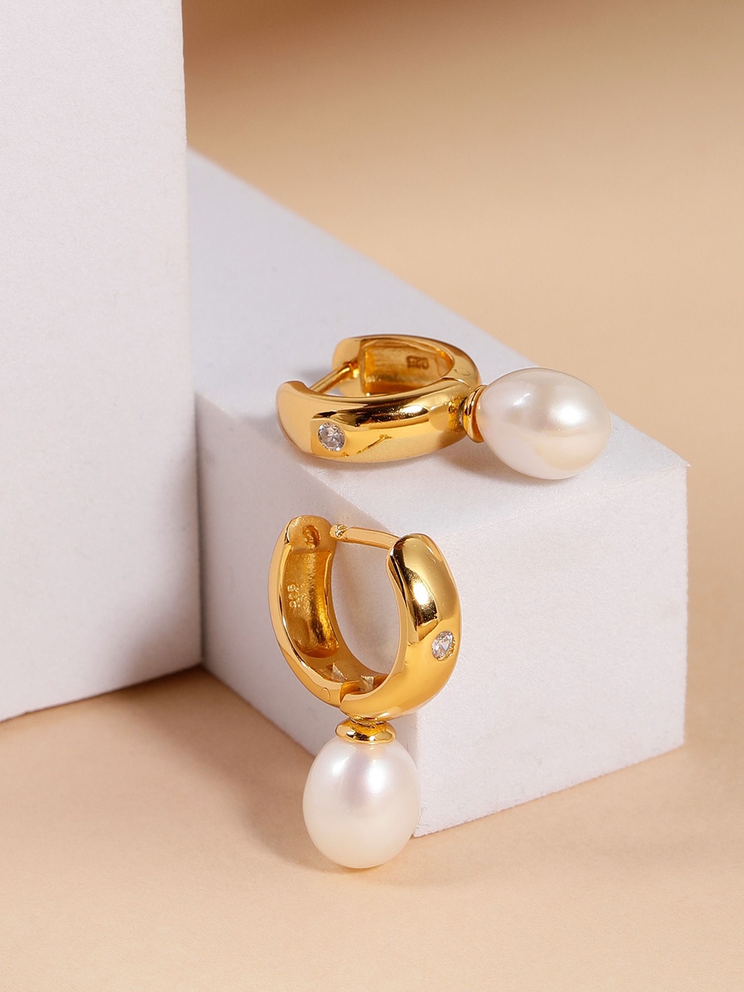 

DIAVO Contemporary Studs Earrings, Gold