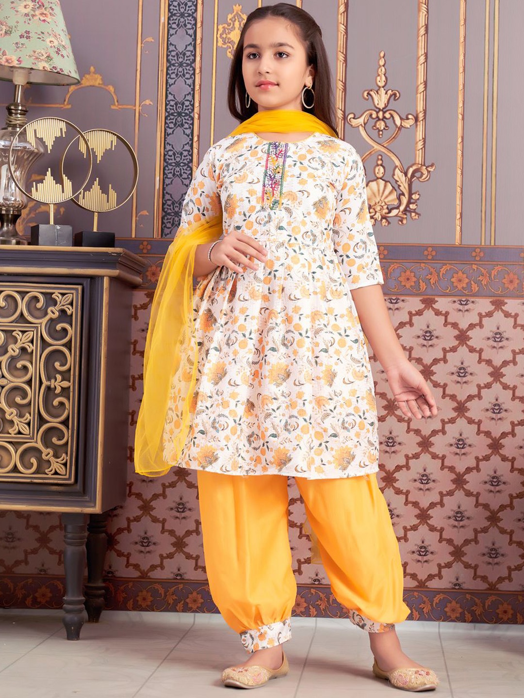 

Aarika Girls Floral Printed Regular Kurta with Patiala & With Dupatta, Yellow