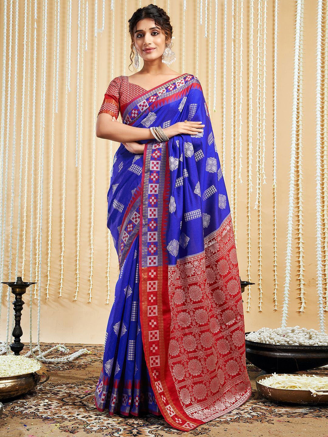 

DIVASTRI Woven Design Zari Pure Silk Sungudi Saree, Navy blue