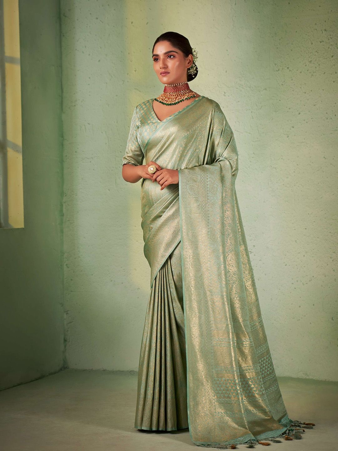 

DEVATITHI Ethnic Motifs Zari Silk Blend Kanjeevaram Saree, Green