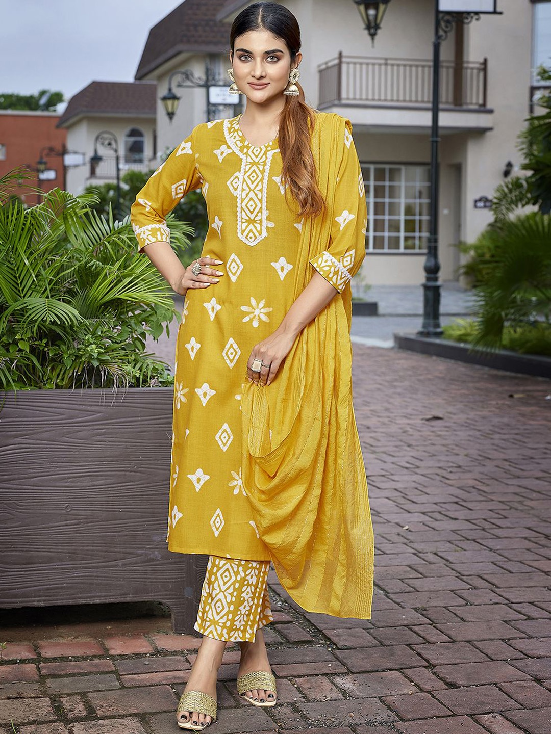 

HERE&NOW Women Floral Printed Regular Kurta with Trousers & With Dupatta, Mustard