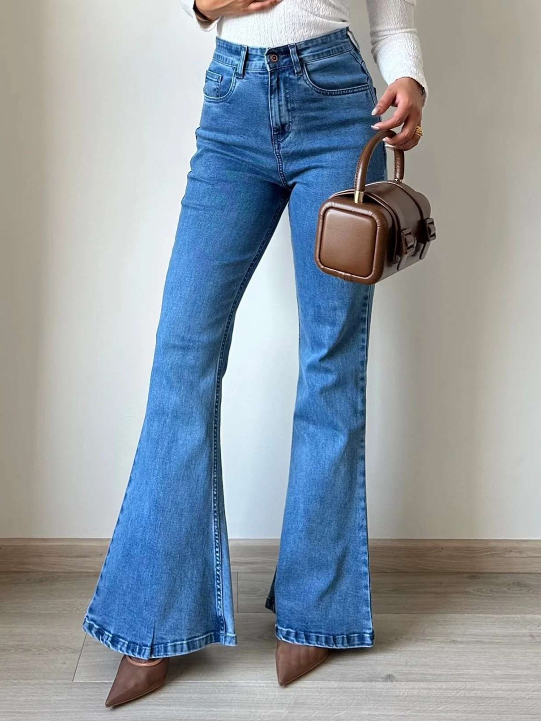 

Off Duty India Women Flared High-Rise Low Distress Light Fade Jeans, Blue
