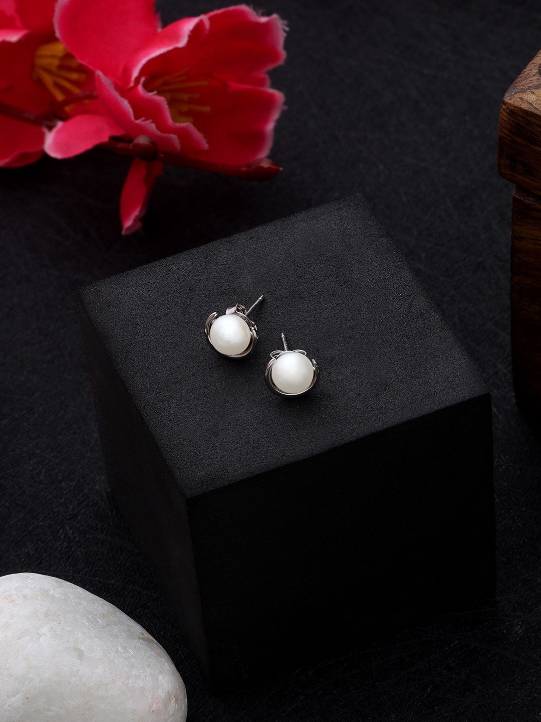 

DIAVO Contemporary Studs Earrings, Silver