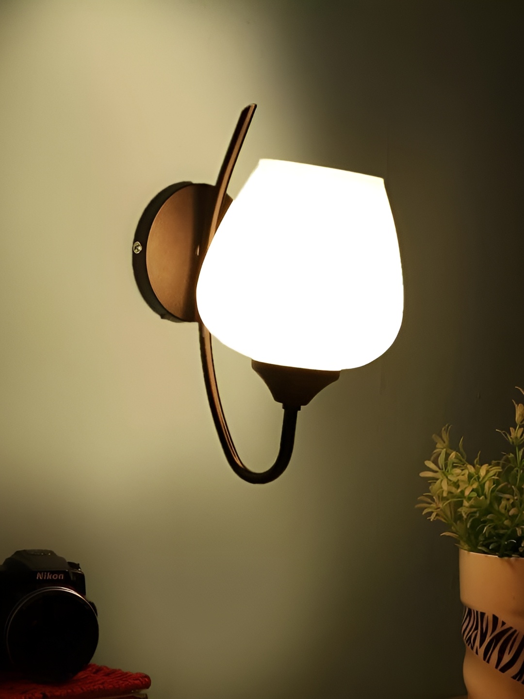 

GAUVIK Black & White Metal Wall Lamp