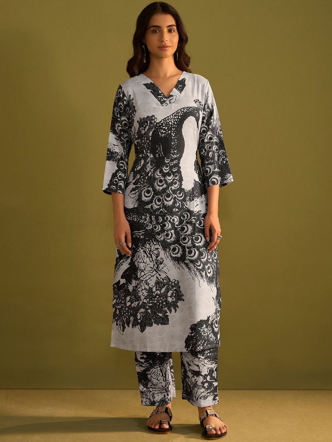 

Indo Era Women Floral Printed Regular Pure Cotton Kurta with Trousers, Black