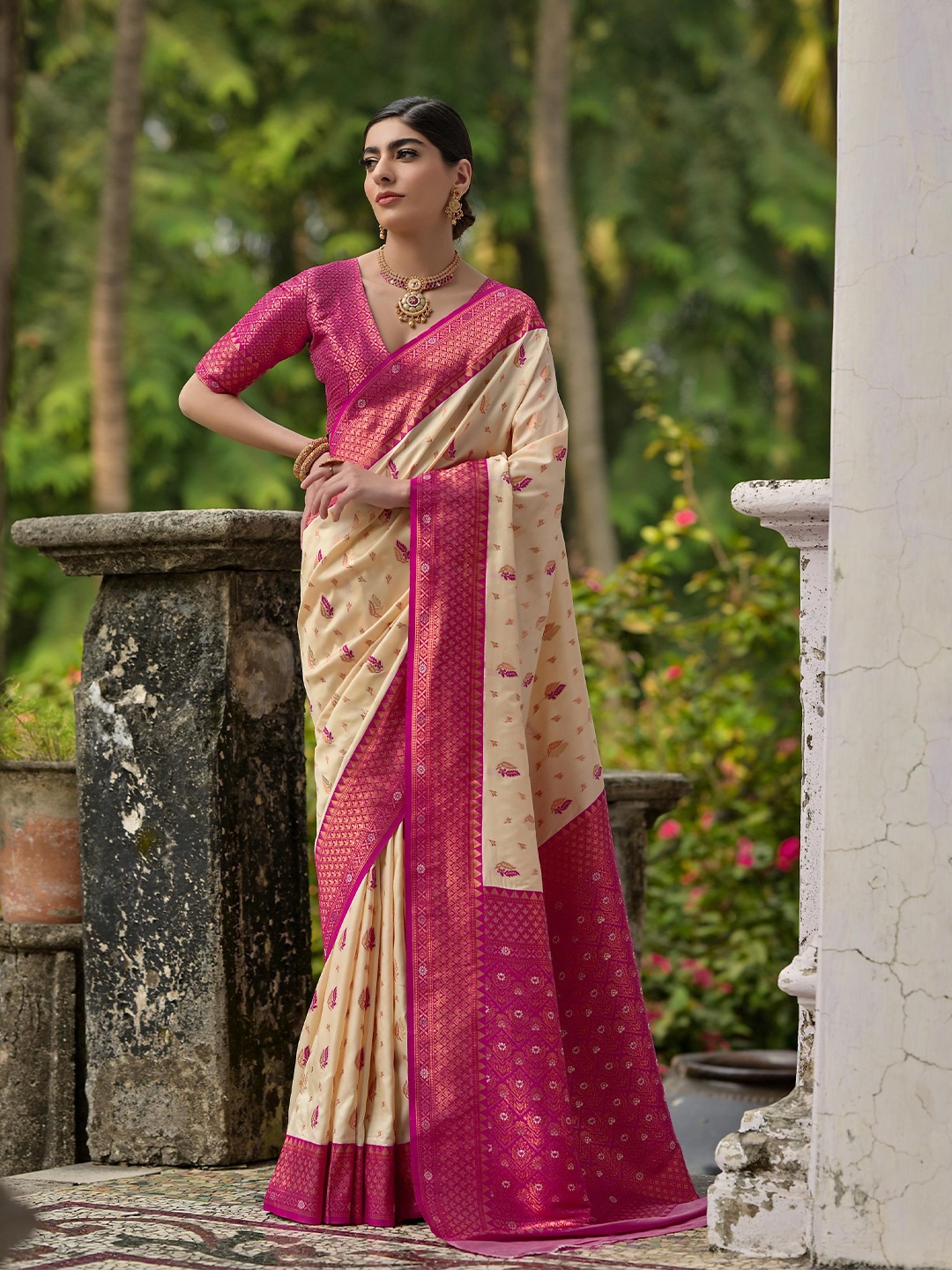 

Divyadham Textiles Woven Design Zari Pure Silk Banarasi Saree, Cream