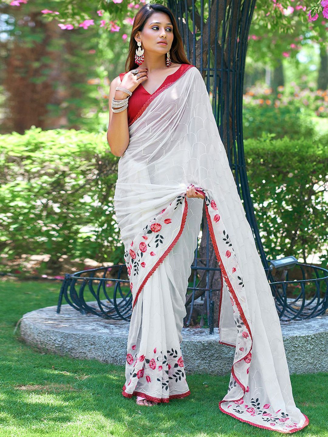 

DIVASTRI Floral Sequinned Pure Georgette Saree, White
