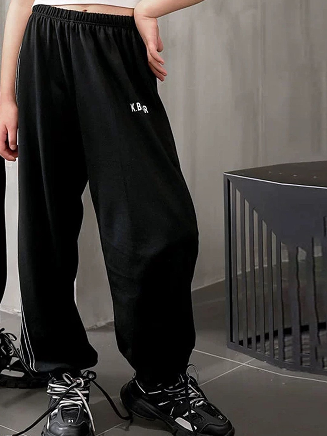 

LULU & SKY Unisex Kids Loose Fit High-Rise Trousers, Black