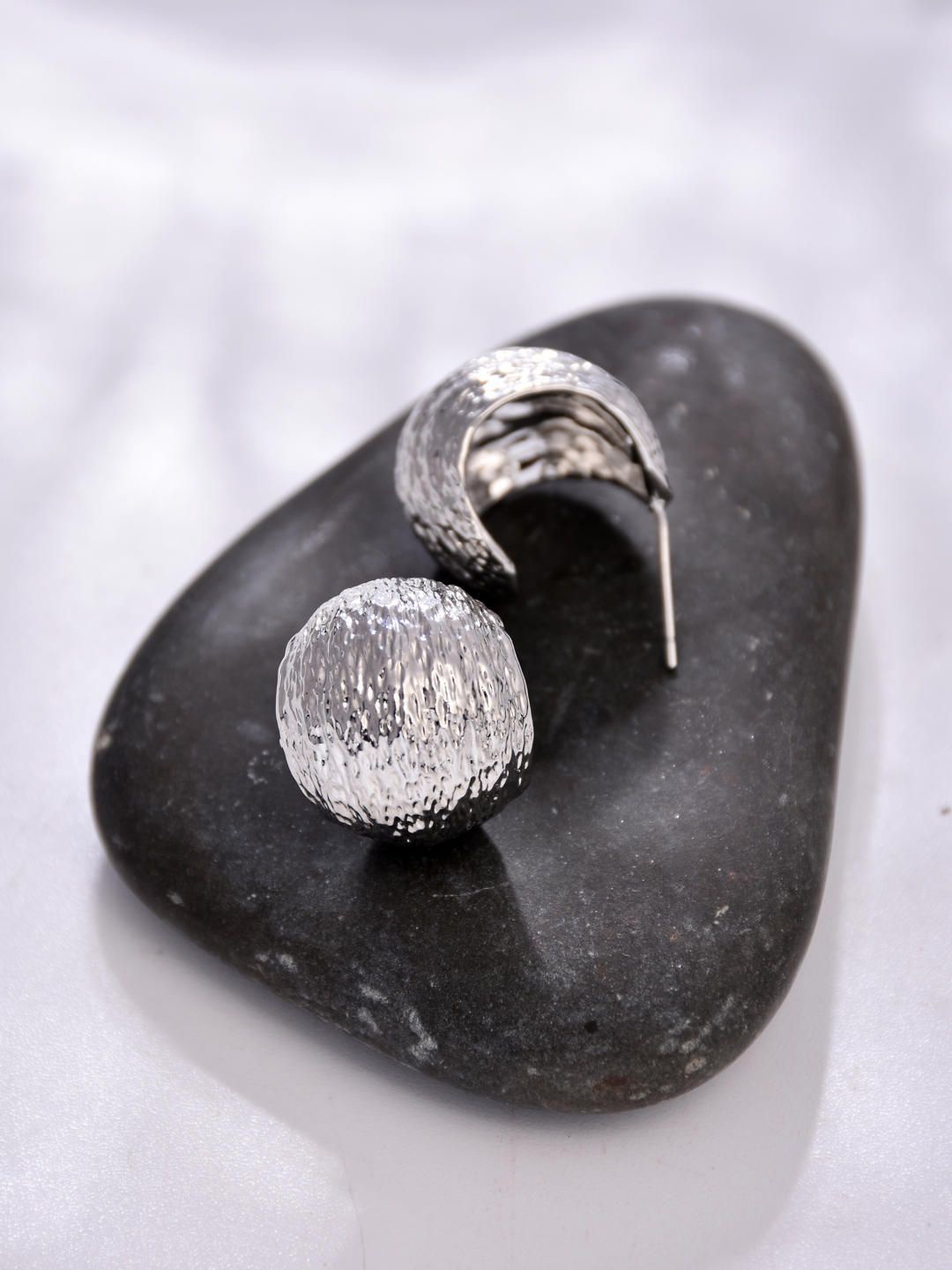 

Reenisaa Oval Studs Earrings, Silver