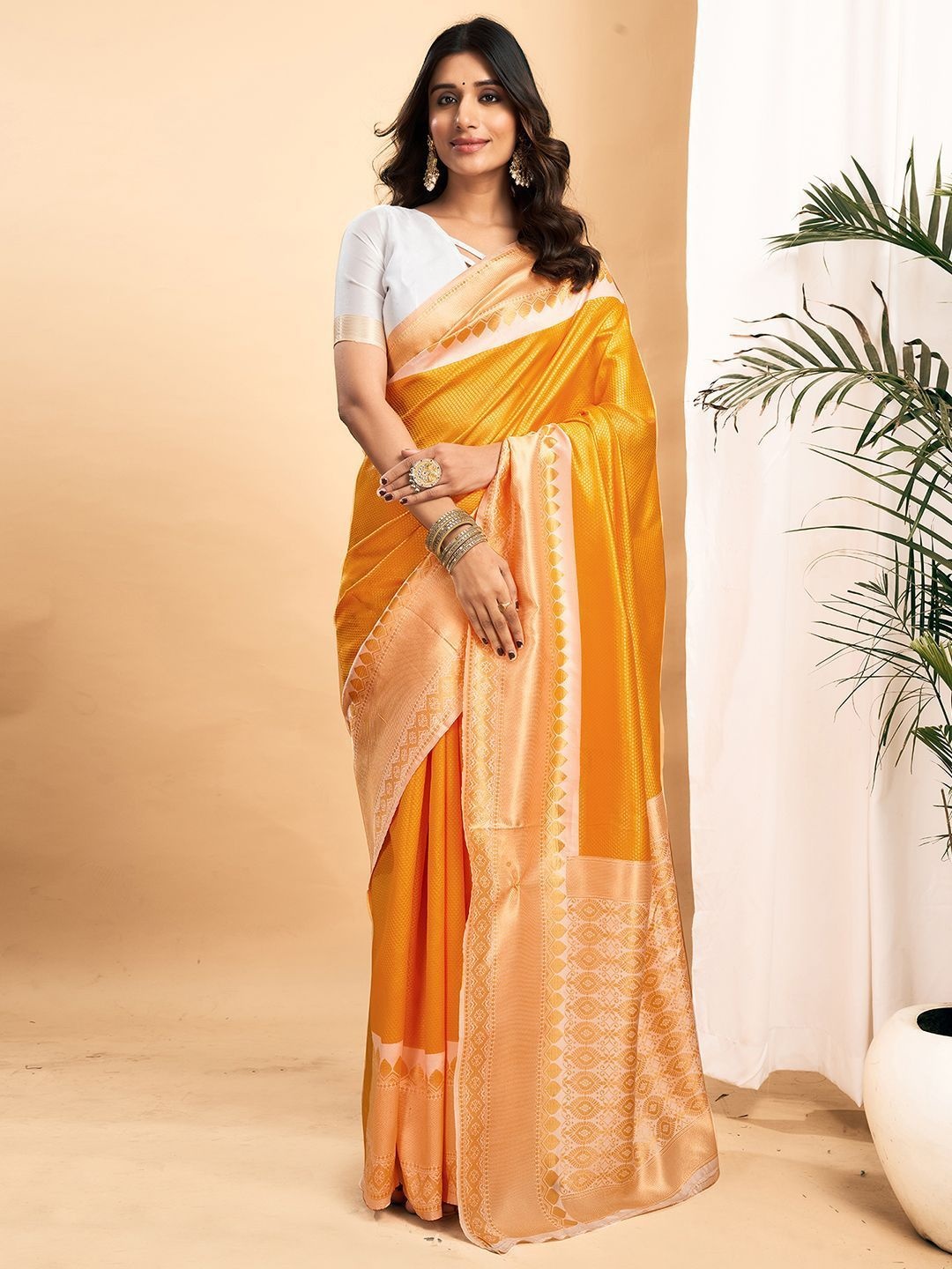 

DIVASTRI Ethnic Motifs Zari Silk Blend Banarasi Saree, Yellow