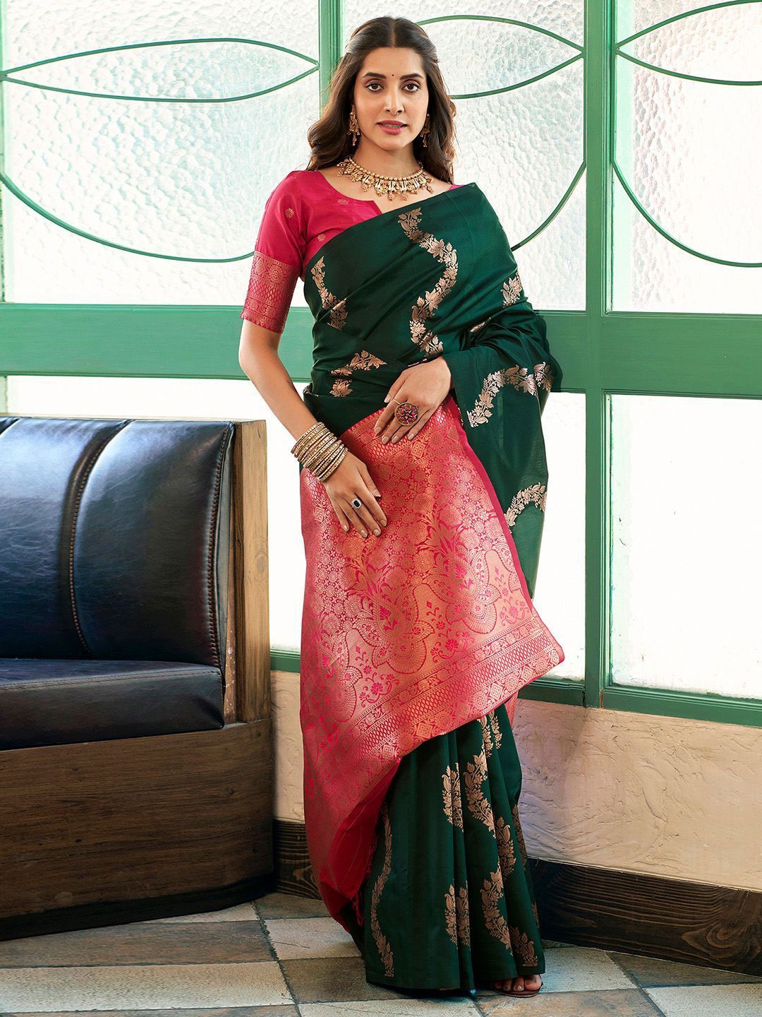 

DIVASTRI Ethnic Motifs Zari Silk Blend Banarasi Saree, Green