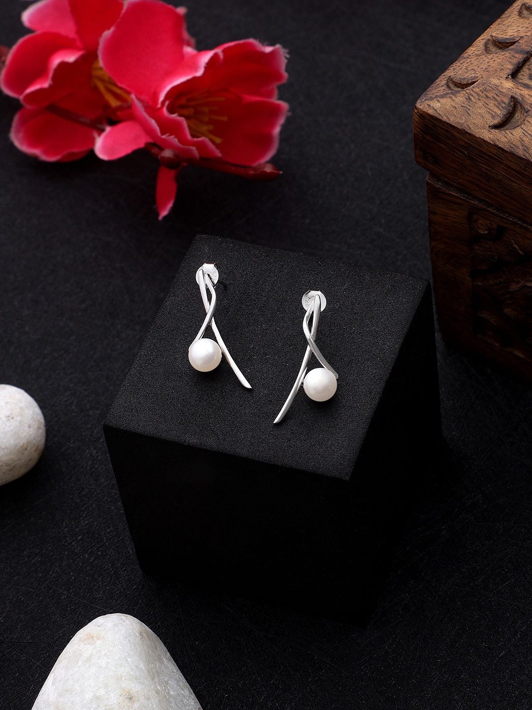 

DIAVO Contemporary Studs Earrings, Silver