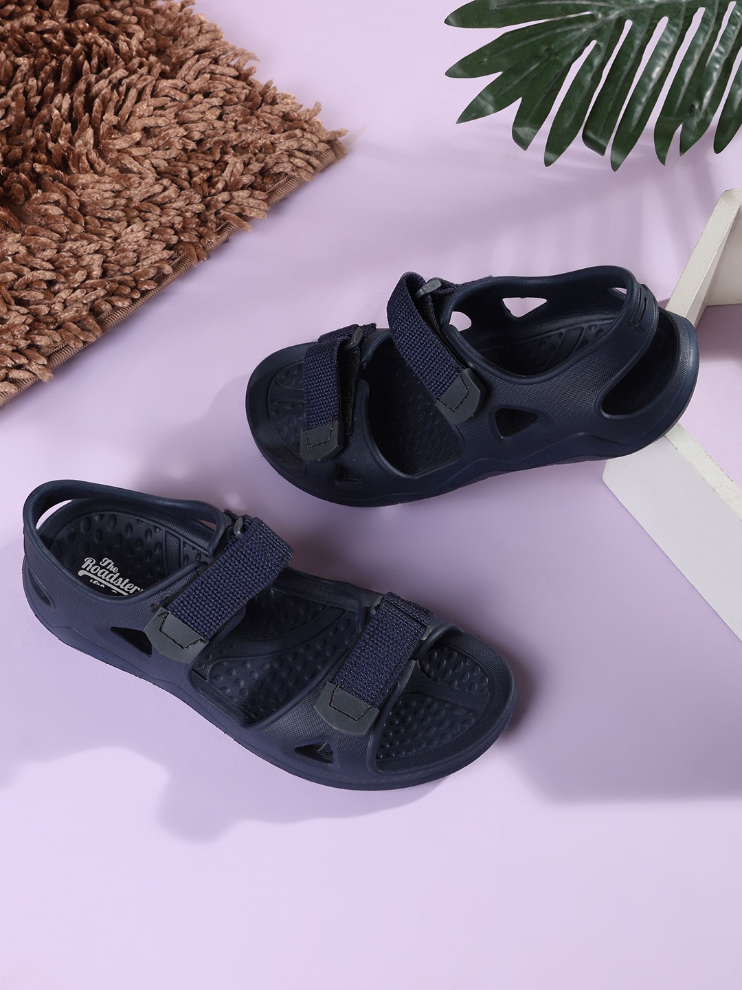 

The Roadster Lifestyle Co Men Lightweight Comfort Sandal, Navy blue