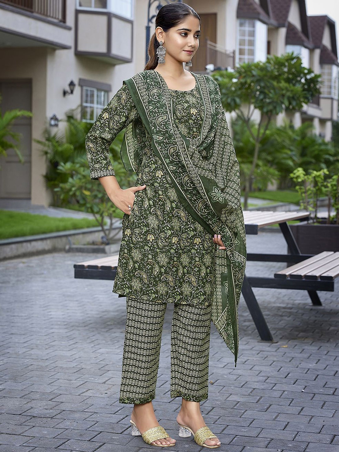 

HERE&NOW Women Floral Printed Regular Kurta with Trousers & With Dupatta, Green