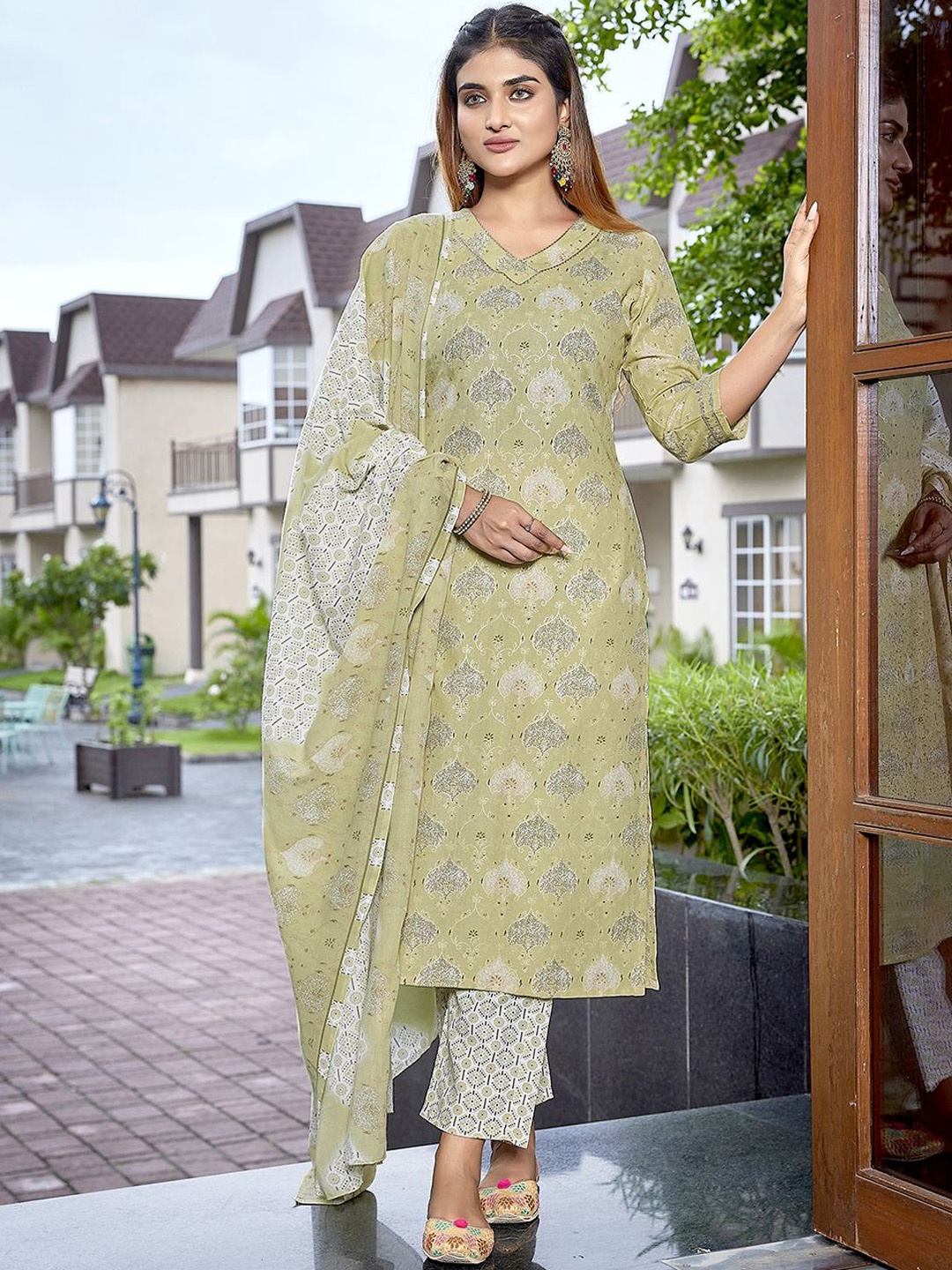 

HERE&NOW Women Printed Regular Kurta with Trousers & With Dupatta, Beige