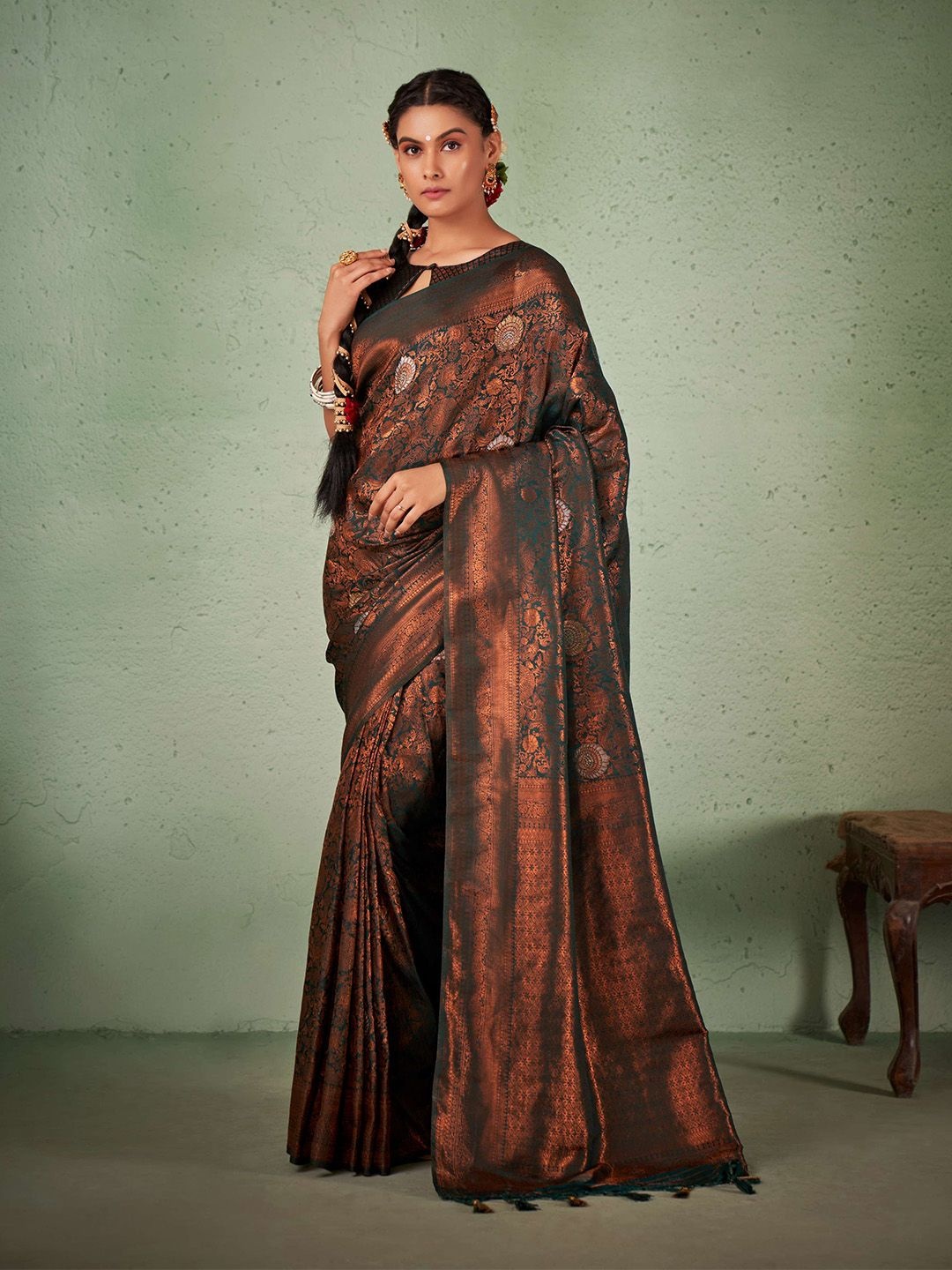 

DEVATITHI Ethnic Motifs Zari Silk Blend Kanjeevaram Saree, Green