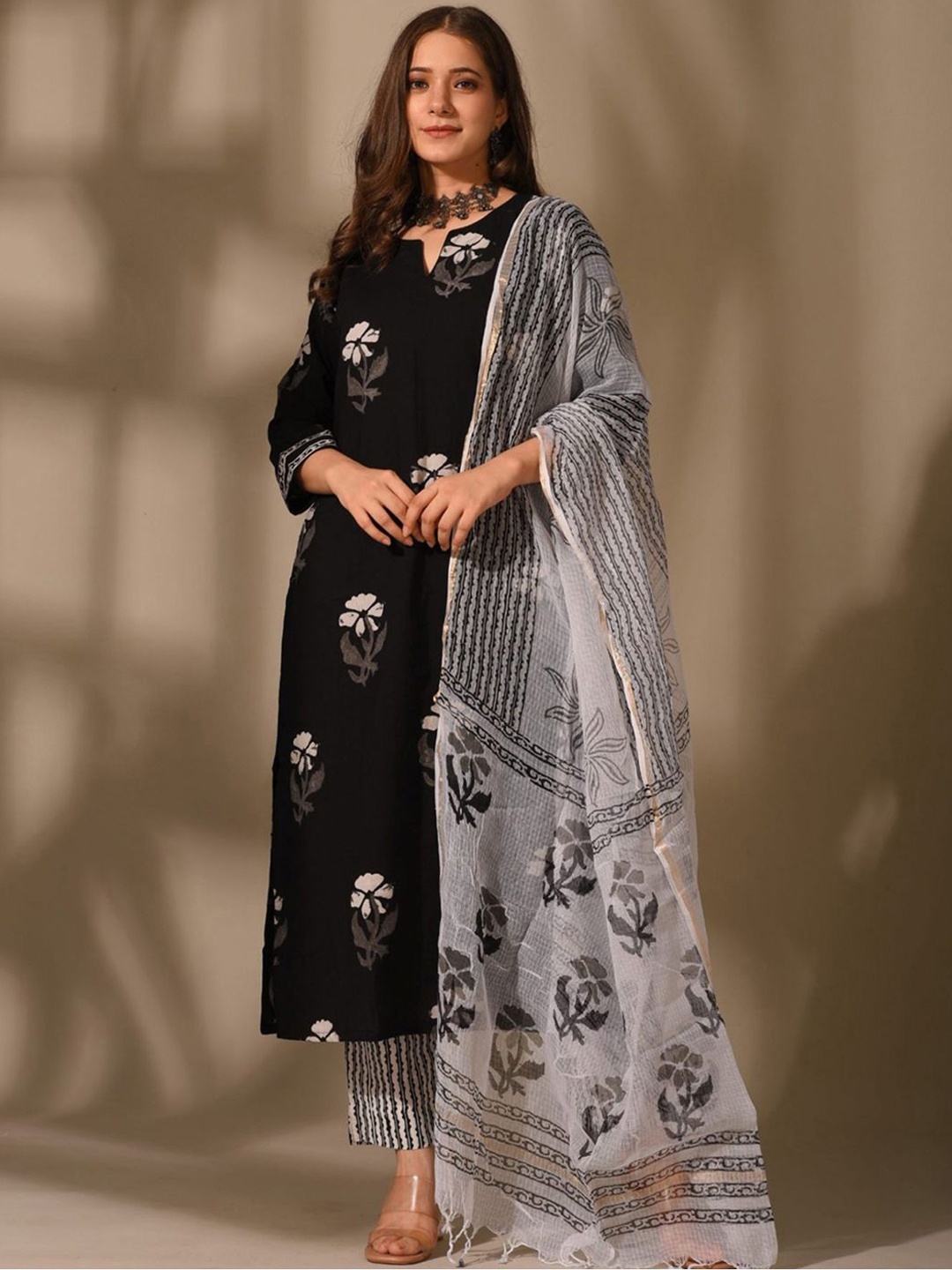 

HERE&NOW Women Floral Printed Regular Kurta with Trousers & With Dupatta, Black