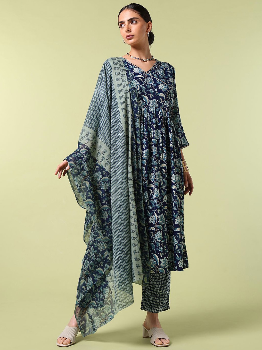 

Saaki Women Floral Printed Regular Kurta with Trousers & With Dupatta, Navy blue