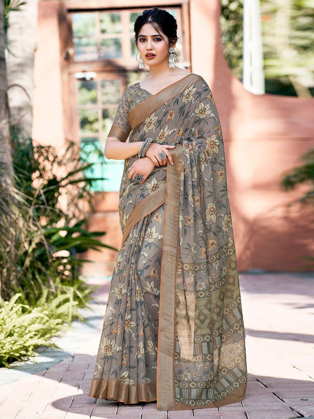 

DIVASTRI Floral Zari Linen Blend Sungudi Saree, Brown
