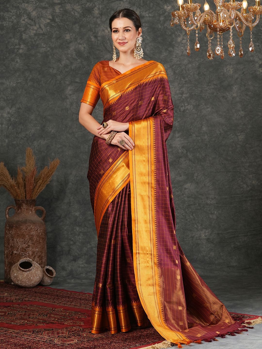 

DIVASTRI Checked Zari Silk Blend Banarasi Saree, Maroon