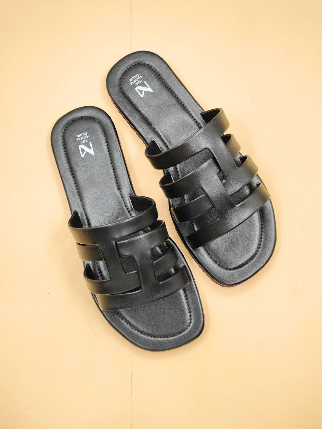 

THE MADRAS TRUNK Men Comfort Sandals, Black