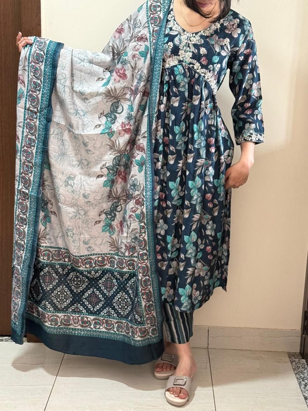 

h4u Women Floral Regular Thread Work Chanderi Silk Kurta with Trousers & With Dupatta, Teal