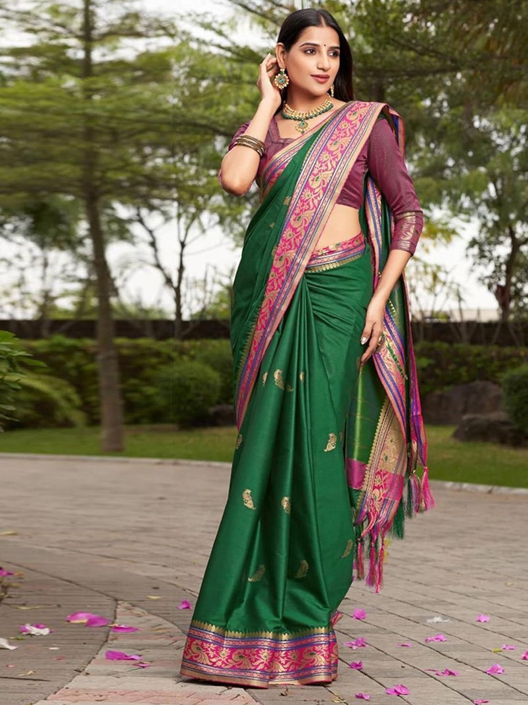 

DIVASTRI Ethnic Motifs Zari Silk Blend Paithani Saree, Green