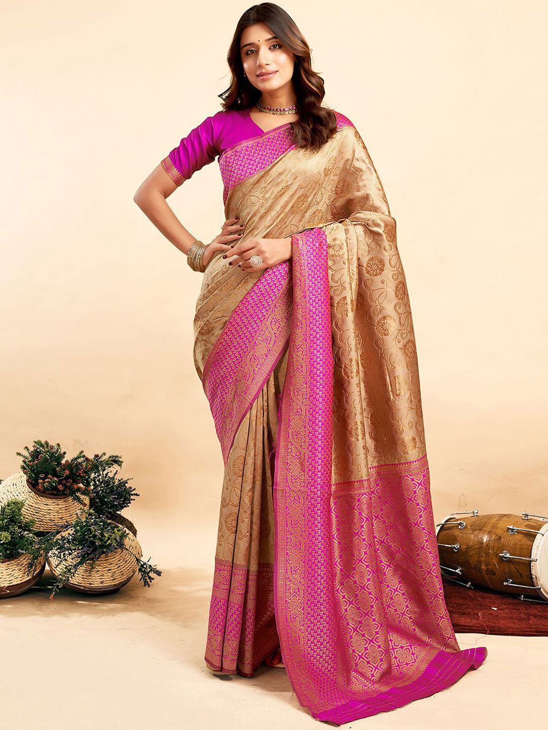 

DIVASTRI Floral Zari Silk Blend Banarasi Saree, Brown