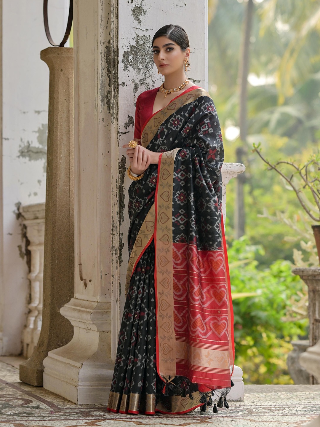 

Divyadham Textiles Woven Design Zari Pure Silk Banarasi Saree, Black