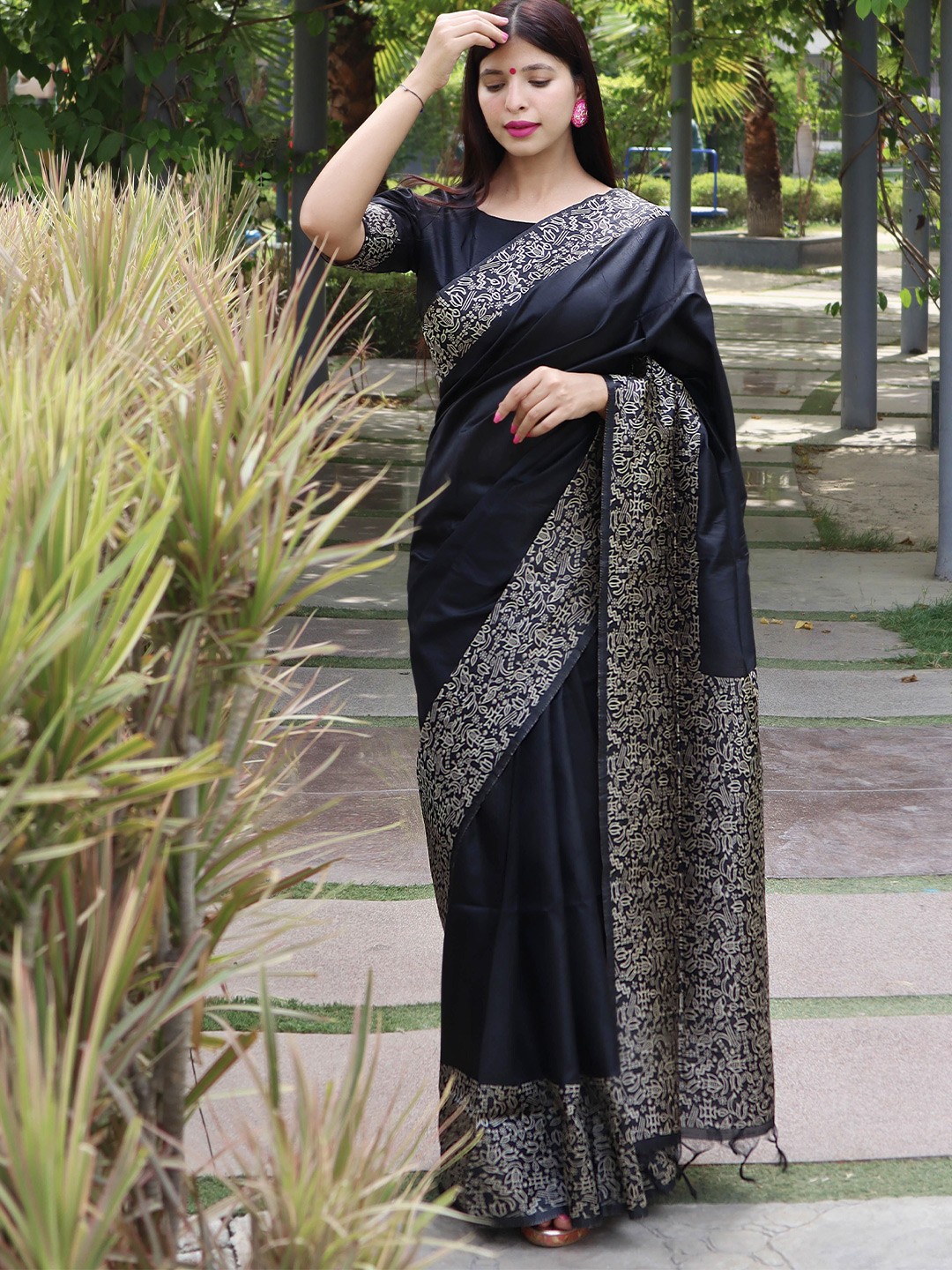

Divyadham Textiles Woven Design Zari Pure Silk Handloom Banarasi Saree, Black