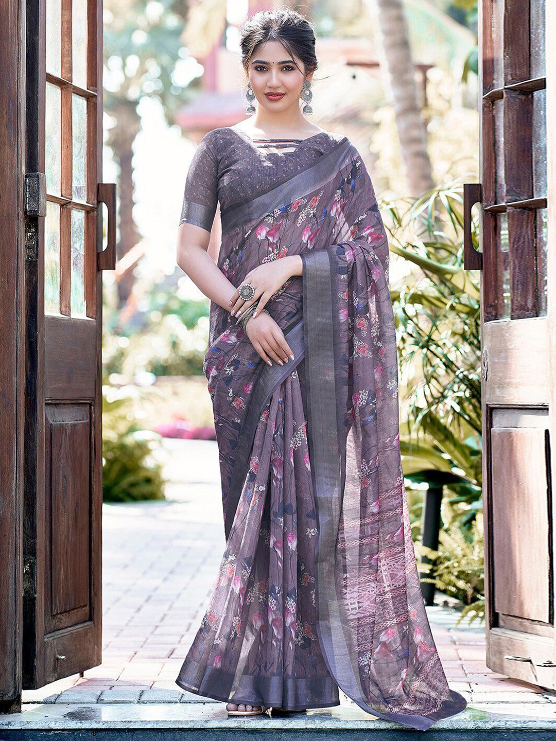 

DIVASTRI Floral Zari Linen Blend Sungudi Saree, Grey