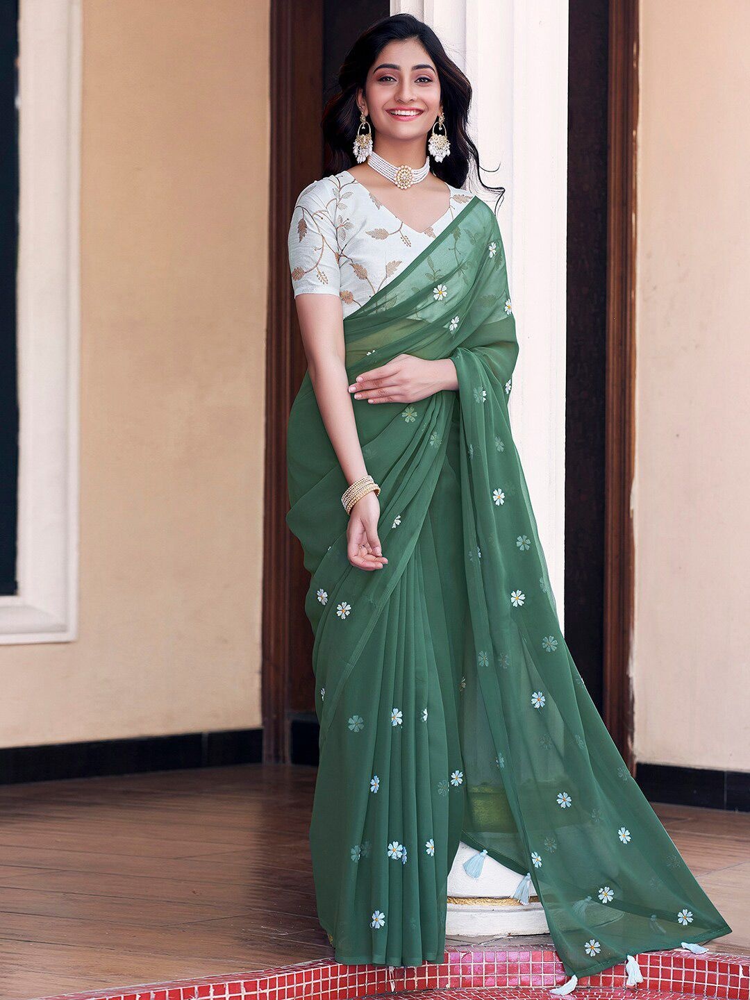 

DIVASTRI Floral Embroidered Pure Georgette Dabu Saree, Green