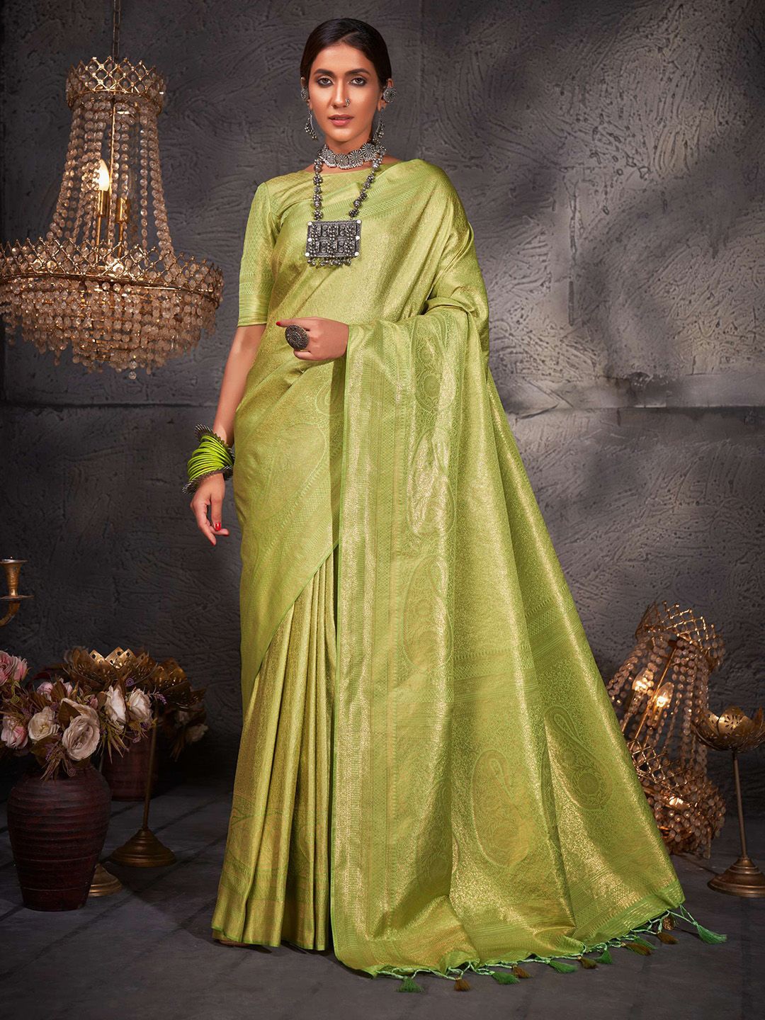 

DEVATITHI Ethnic Motifs Zari Silk Blend Kanjeevaram Saree, Green