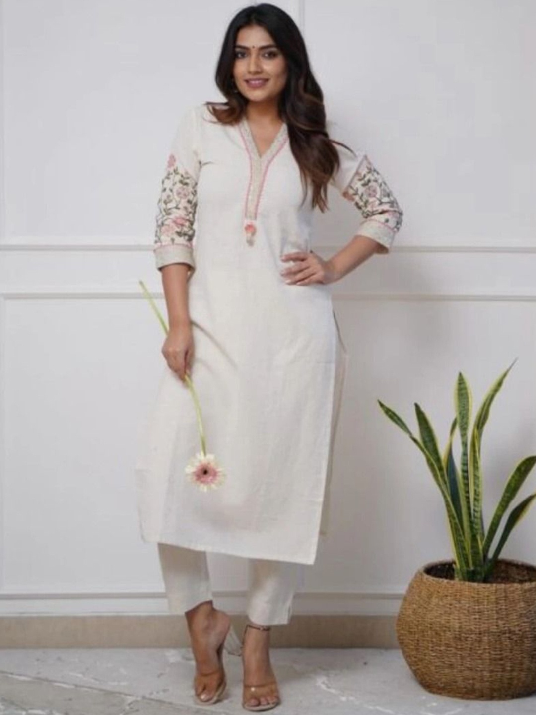 

Moda Rapido Women Floral Embroidered Regular Thread Work Kurta with Trousers, White