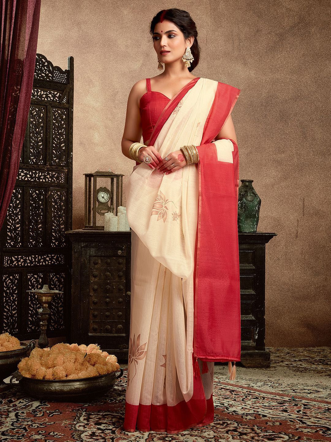 

DIVASTRI Floral Silk Cotton Baluchari Saree, Cream
