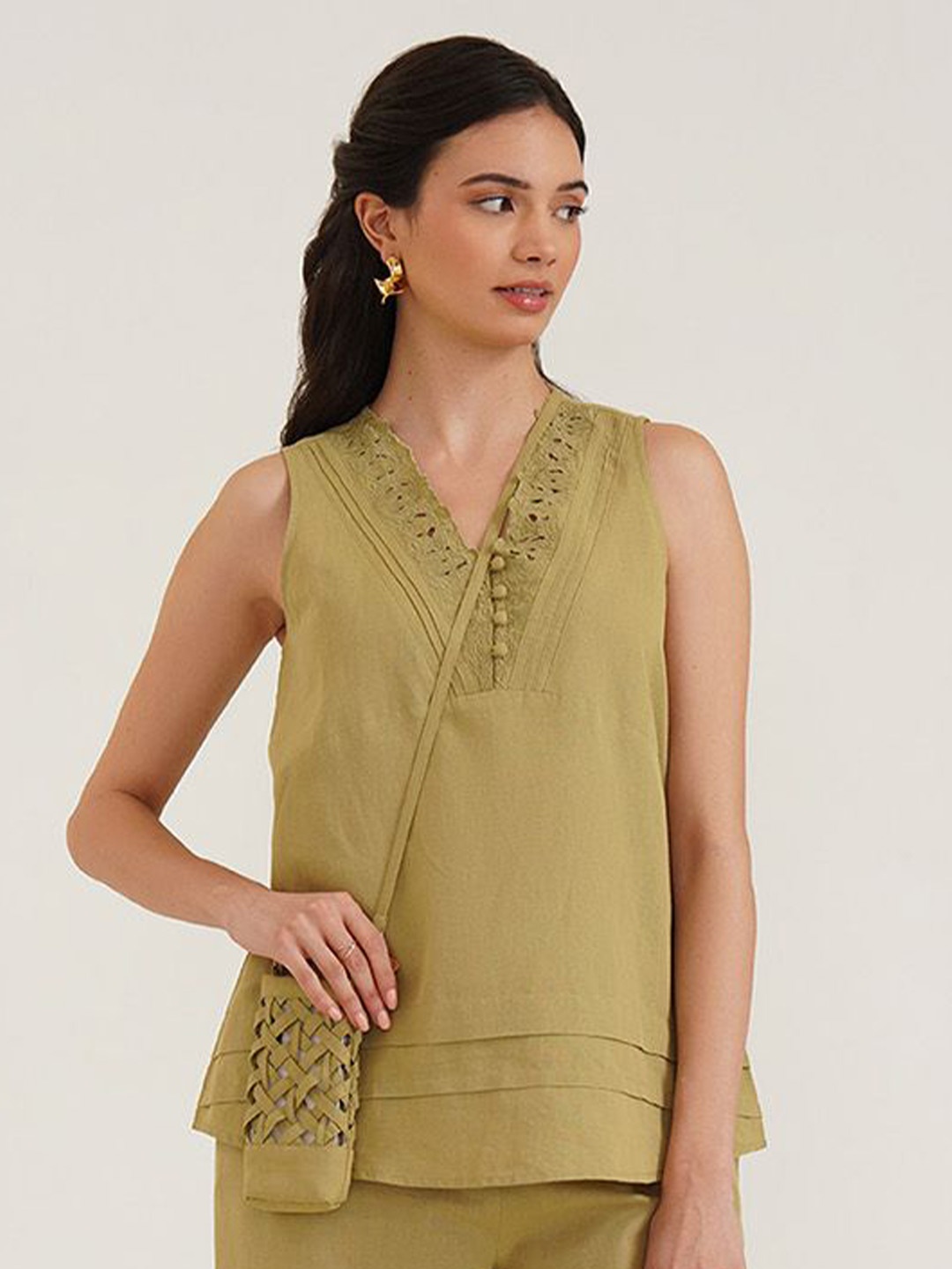 

B77 Cold-Shoulder Linen Top, Green