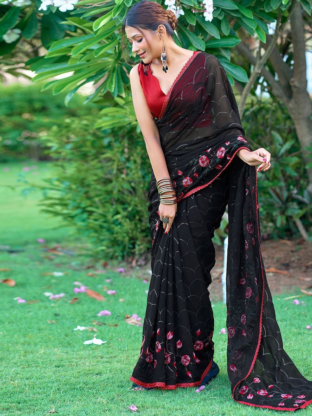 

DIVASTRI Embellished Sequinned Pure Georgette Saree, Black