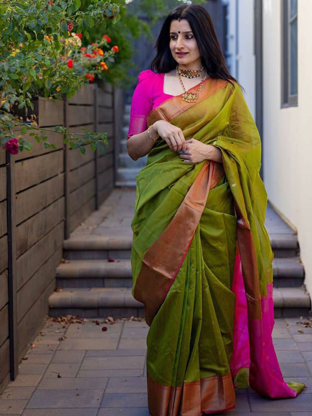 

DIVASTRI Ethnic Motifs Zari Silk Blend Banarasi Saree, Green