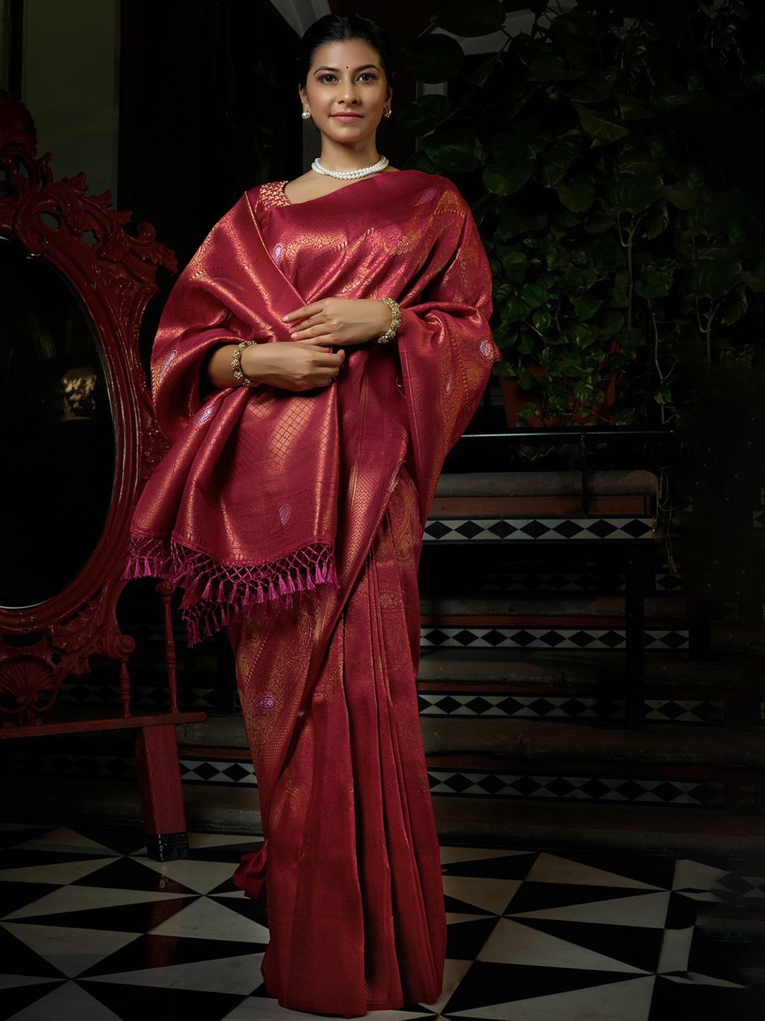 

DEVATITHI Ethnic Motifs Zari Silk Blend Kanjeevaram Saree, Pink