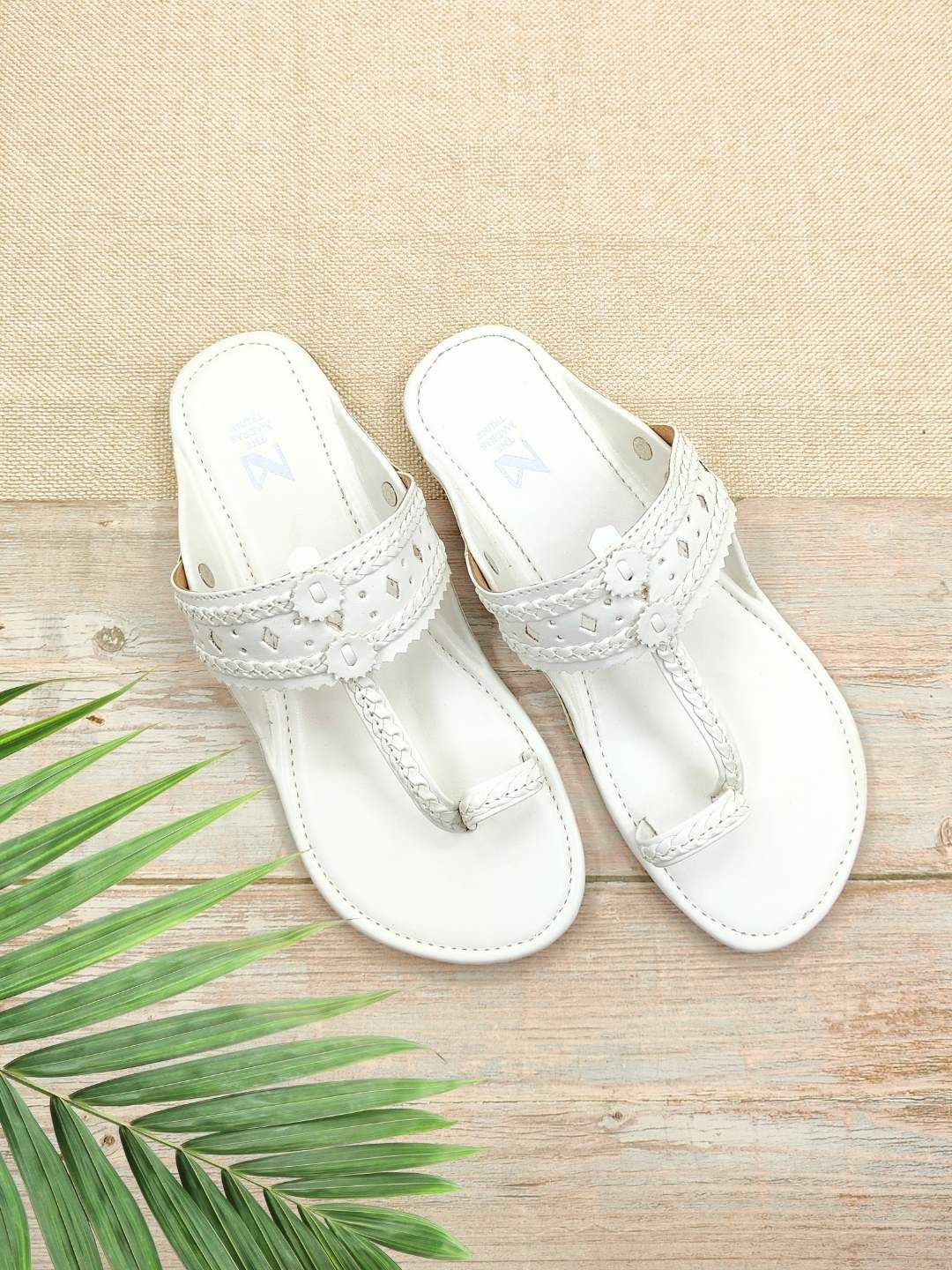

THE MADRAS TRUNK Women Embellished One Toe Flats, White
