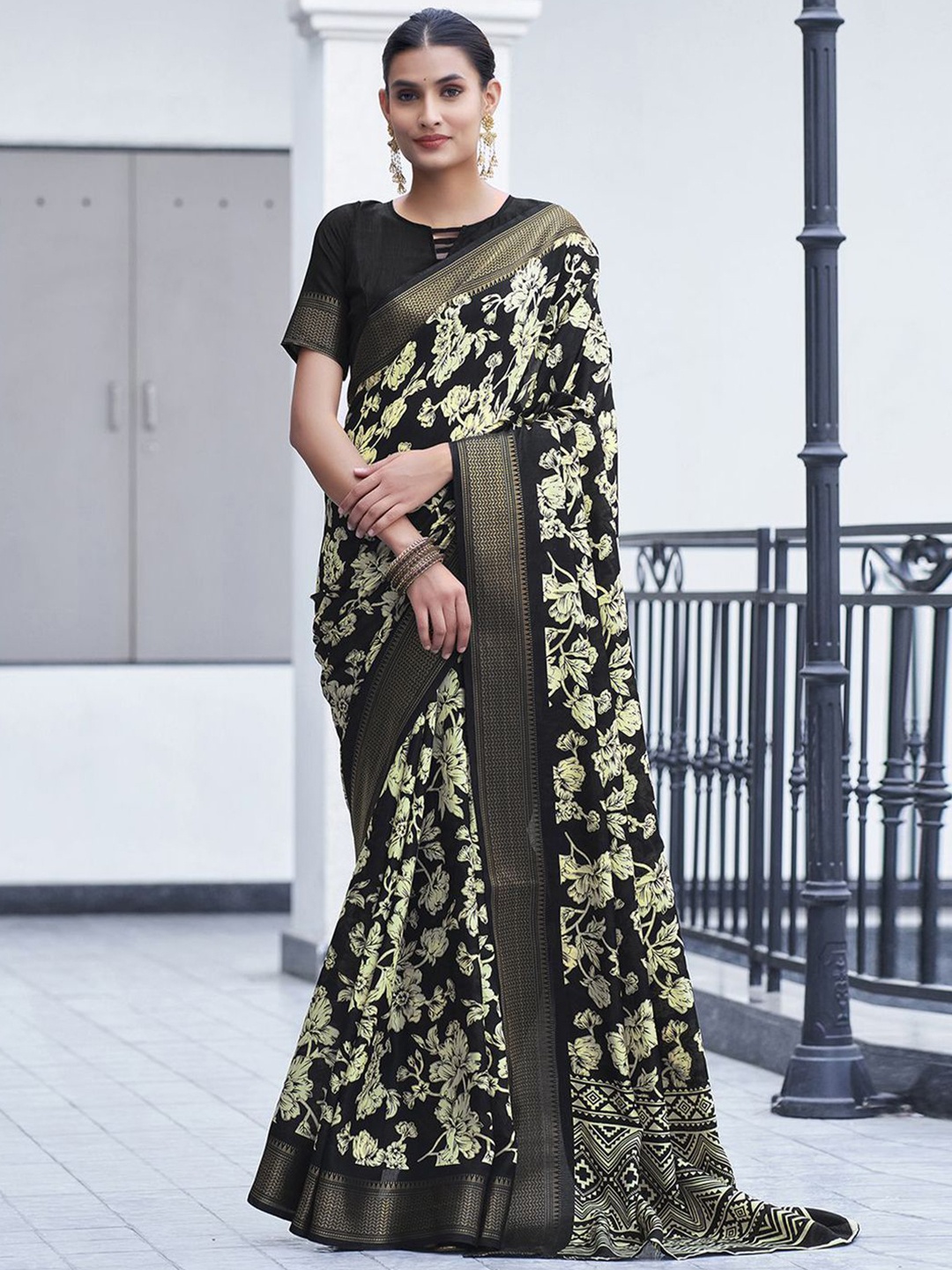 

DIVASTRI Floral Zari Art Silk Sambalpuri Saree, Black
