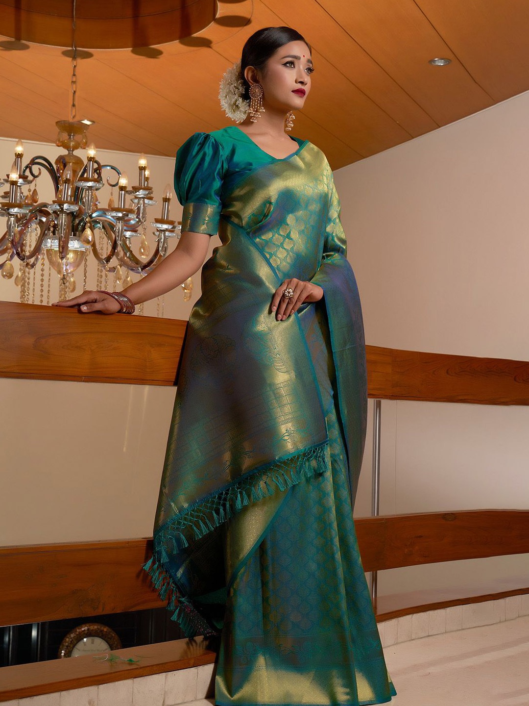 

DEVATITHI Ethnic Motifs Zari Silk Blend Kanjeevaram Saree, Green