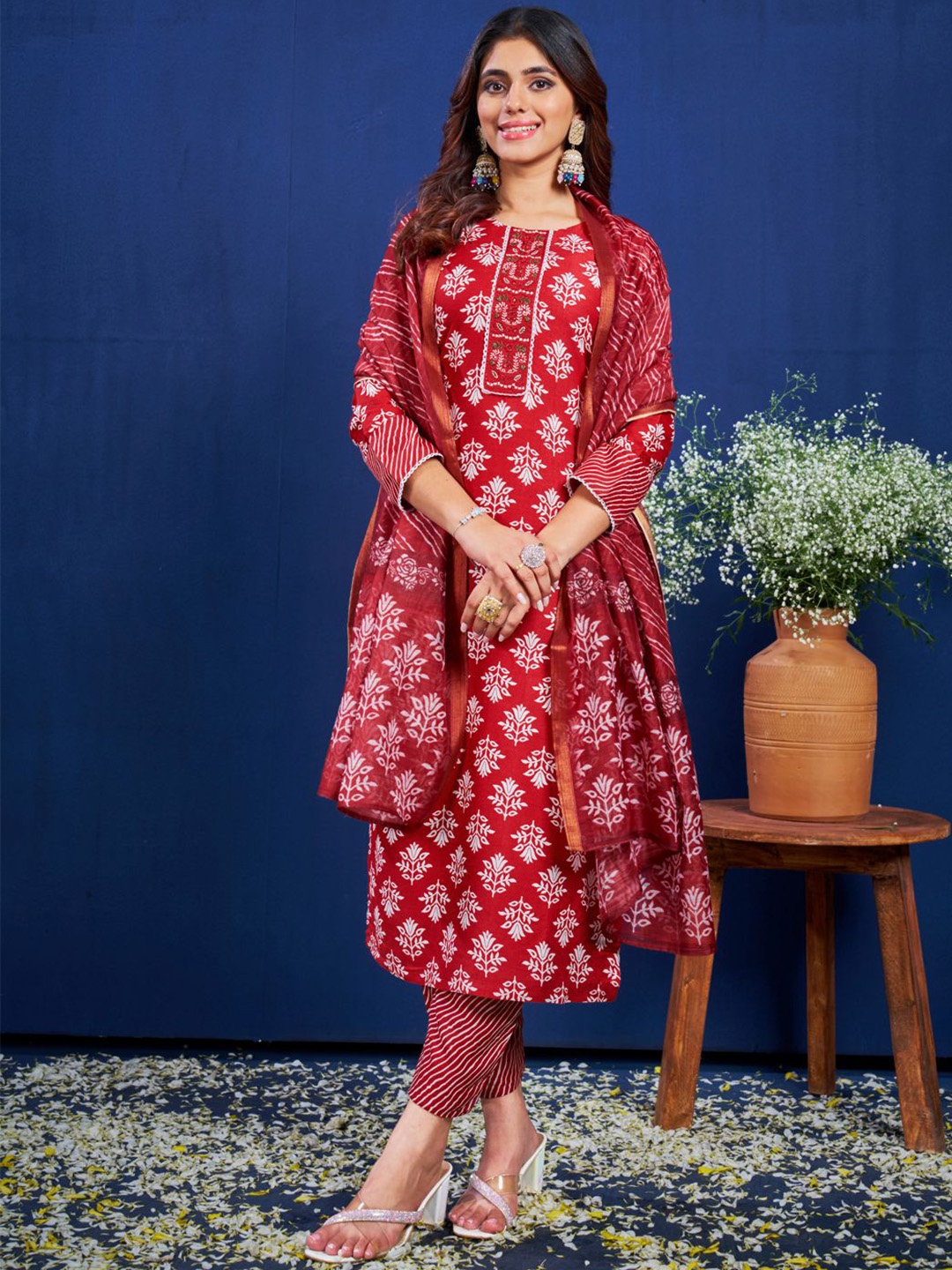 

Rujave Women Floral Printed Regular Kurta with Trousers & With Dupatta, Maroon