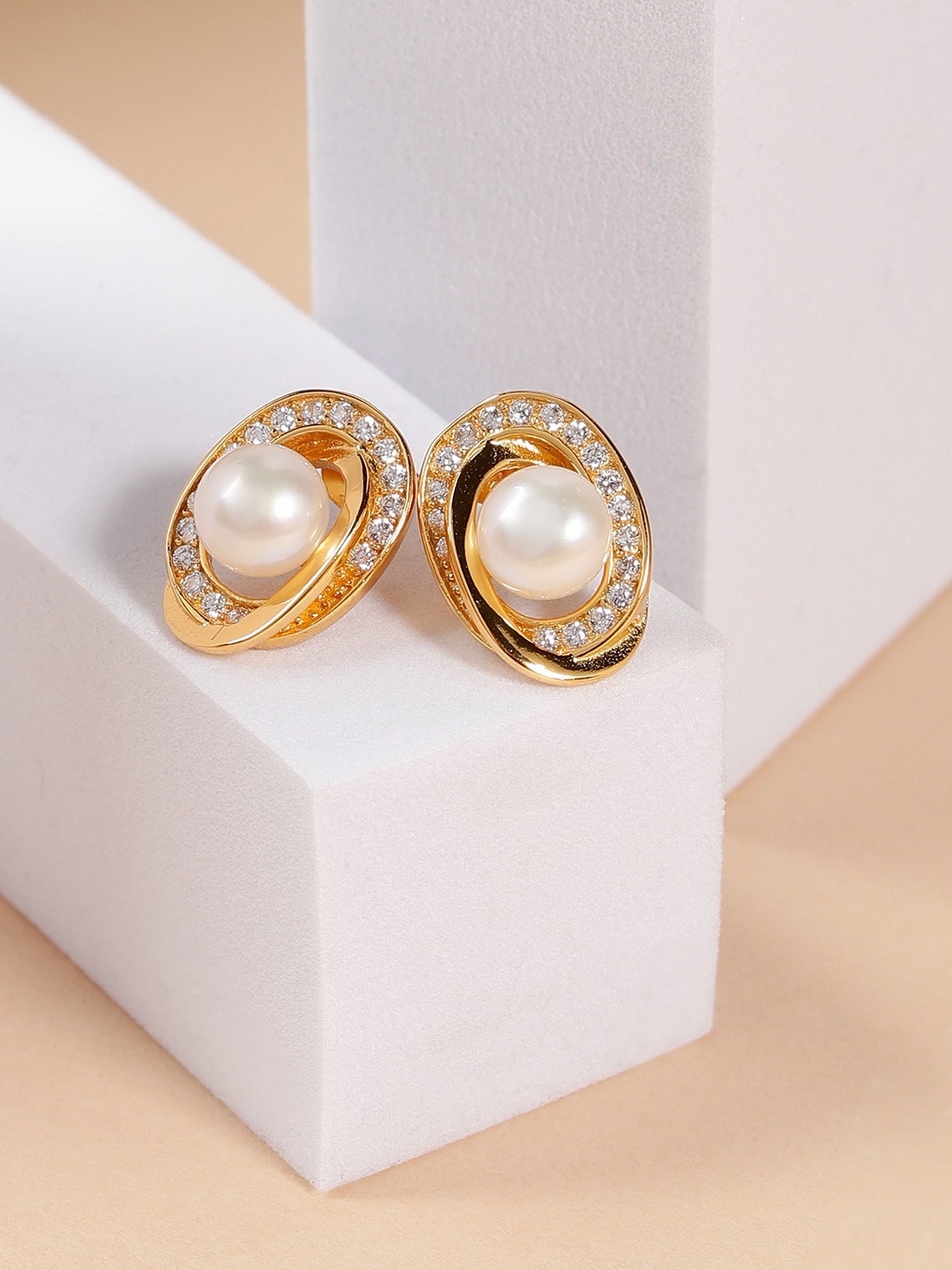 

DIAVO Contemporary Studs Earrings, Gold