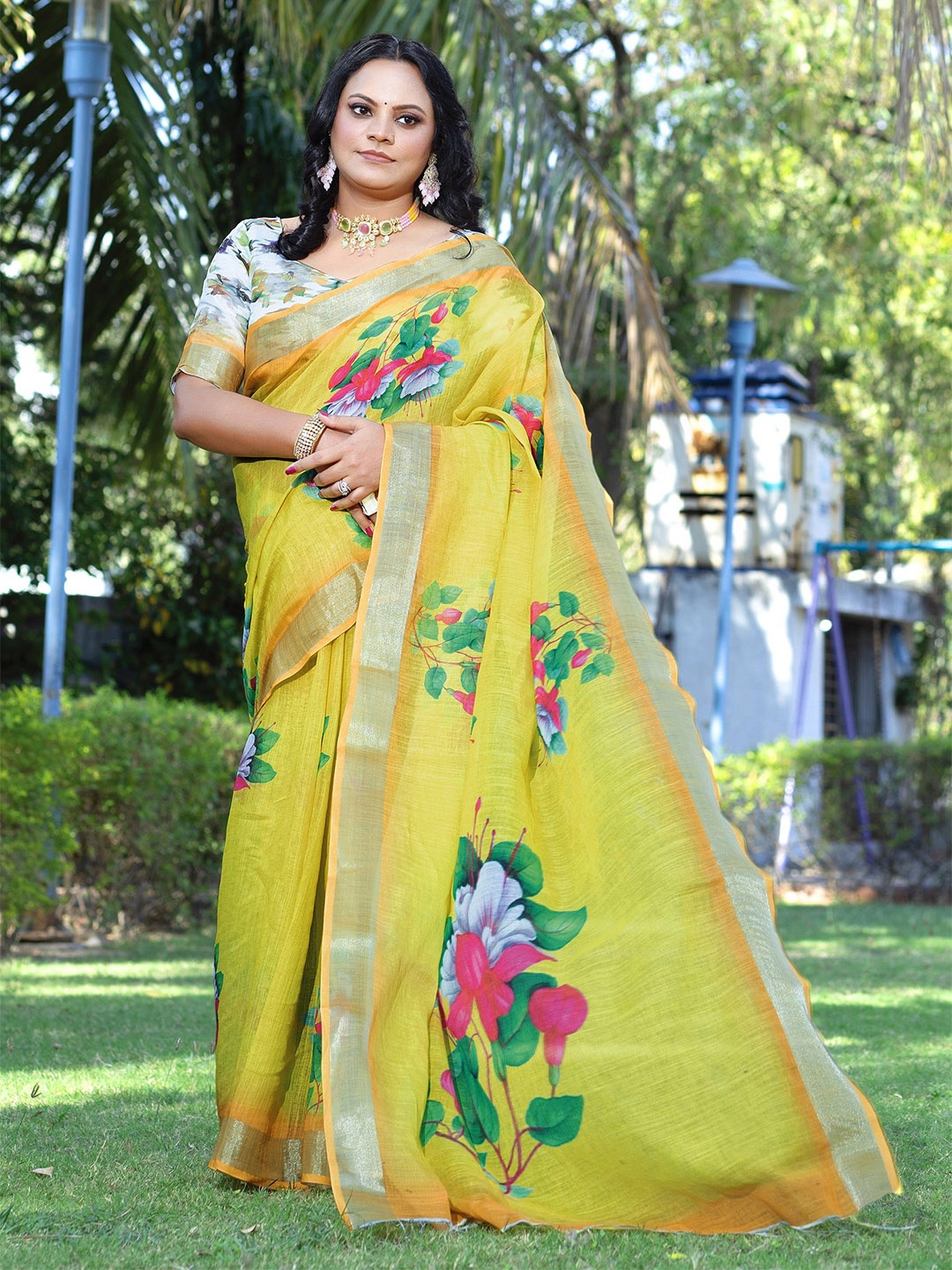 

TORONFRAS Floral Zari Linen Blend Saree, Yellow