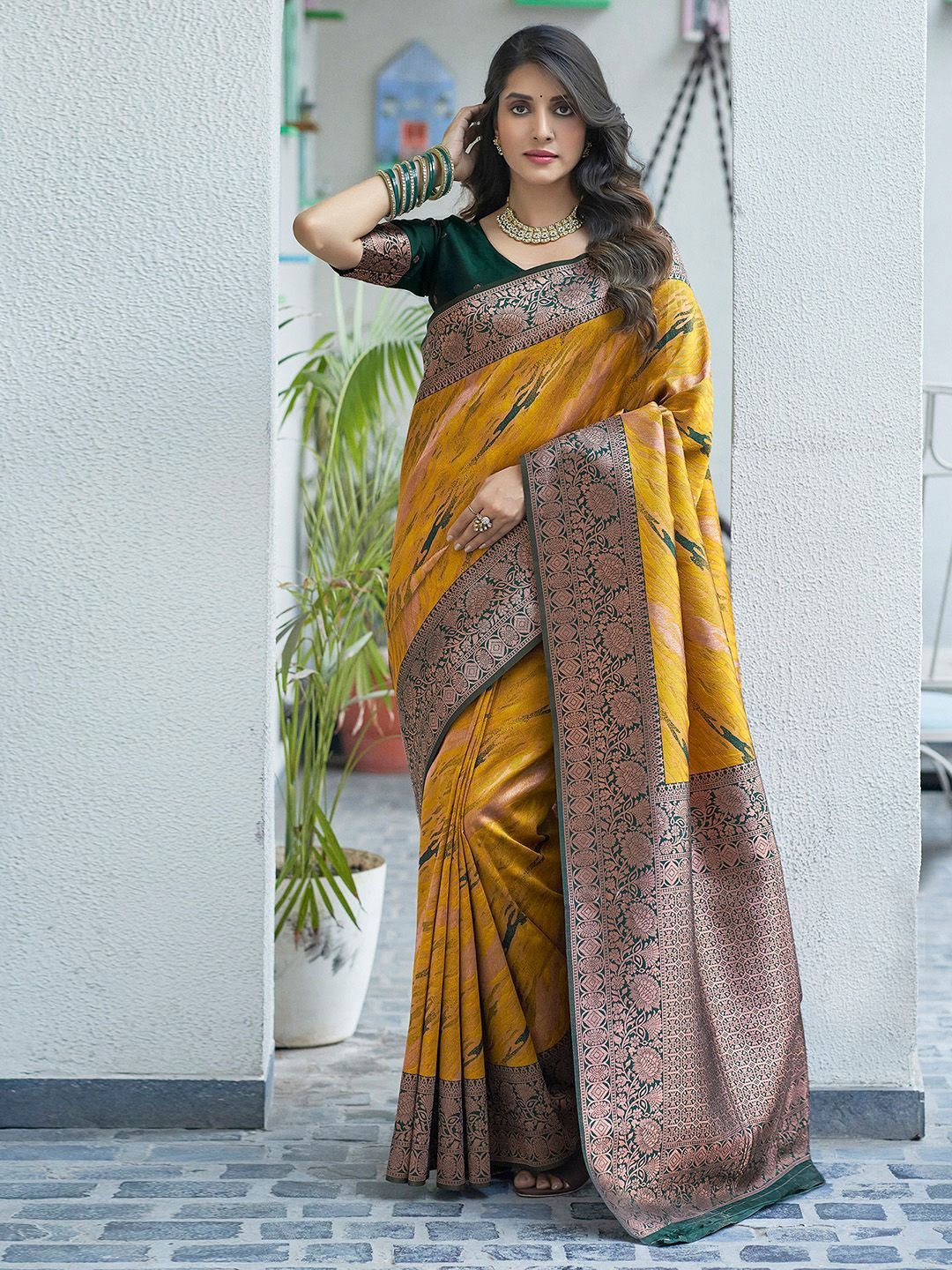 

DIVASTRI Zari Silk Blend Banarasi Saree, Yellow